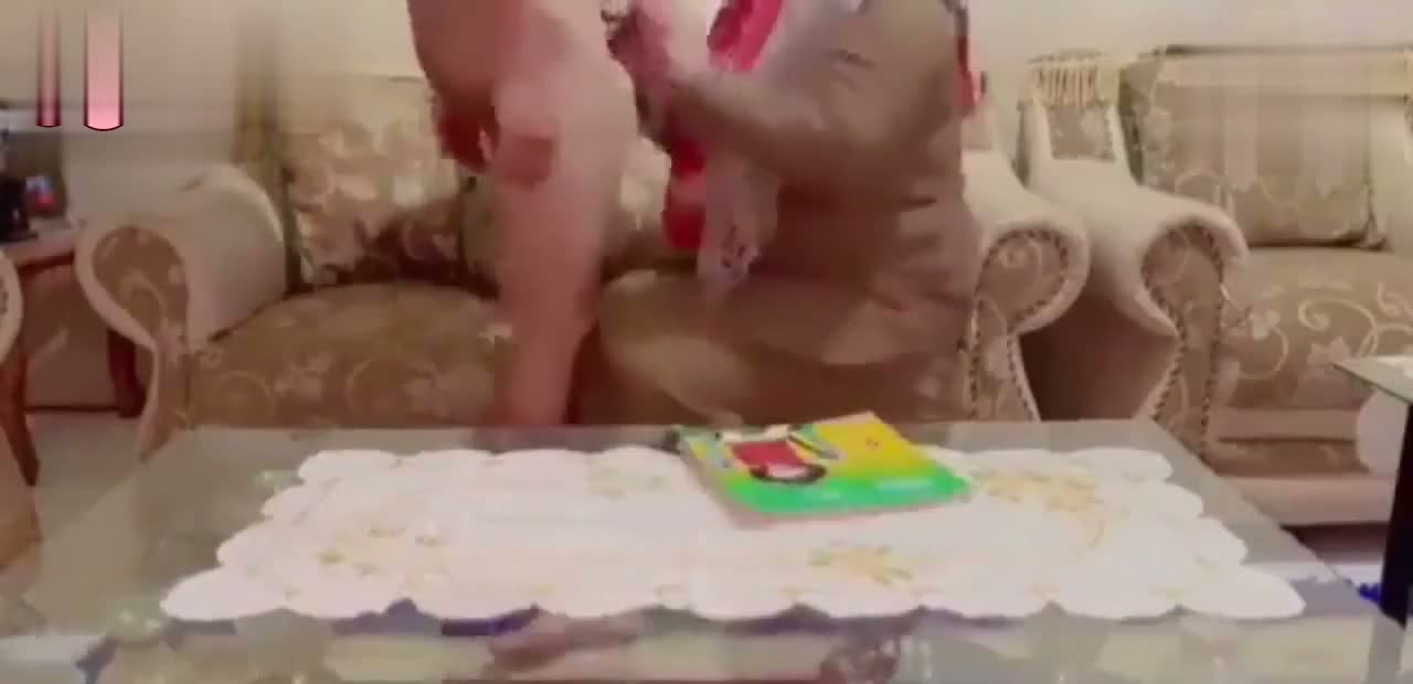 Türbanlı olgun kadın genç erkeği yatağa atıyor