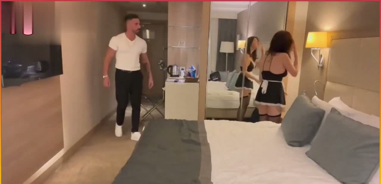 Athelina otel odasında fantezili porno çekiyor